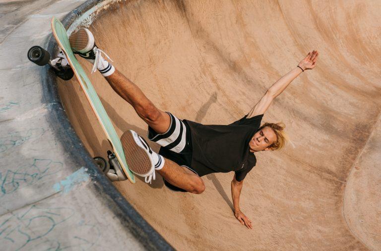 In-der-Bowl-mit-dem-Slide-Surfskate