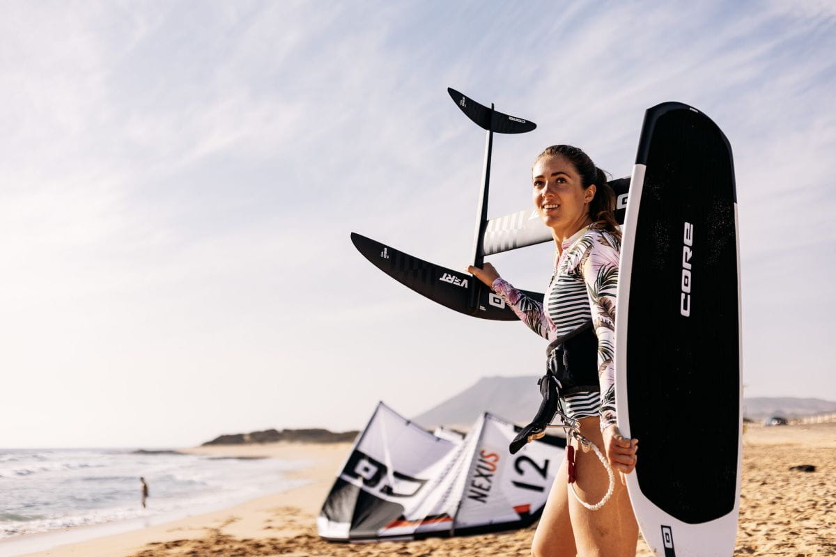 CORE_Nexus_4_Kitefoiling_Alina_Kornelly_by_Lukas_Stiller-2000px-72dpi_bei_brettsport
