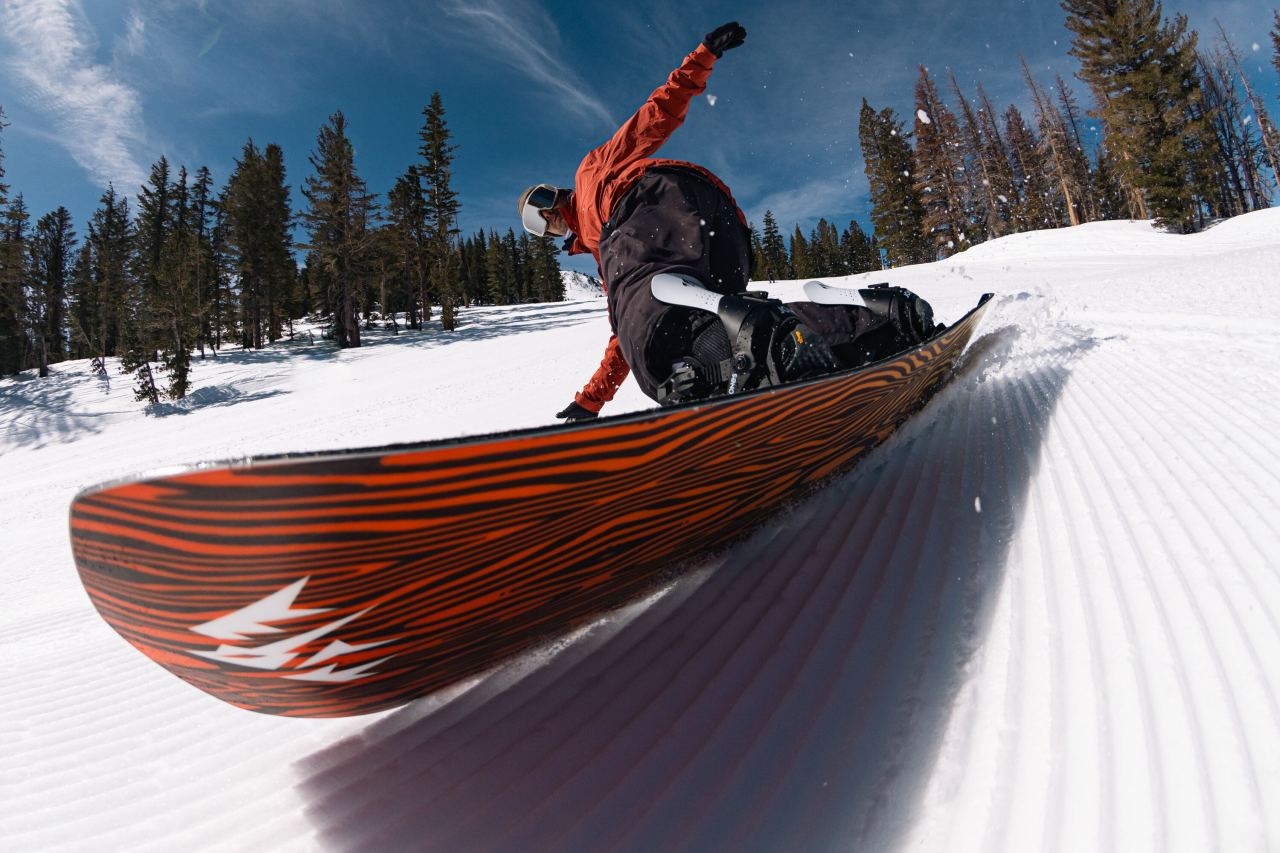 JONES Freecarver 9000S Snowboard - bei brettsport.de